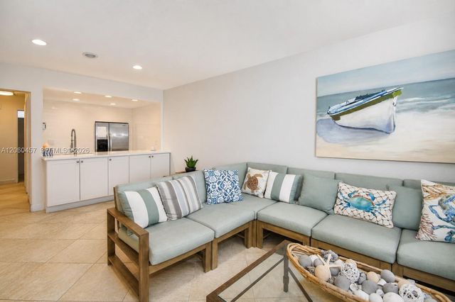 1069 Hillsboro Mile 206, Hillsboro Beach, FL 33062