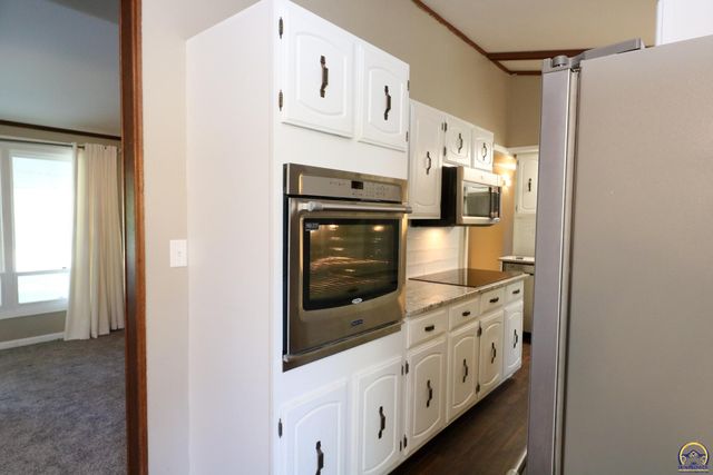 1031 Sunrise Dr, Emporia, KS 66801