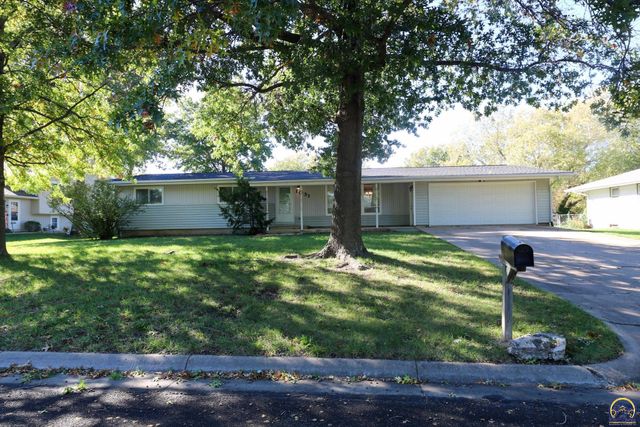 1031 Sunrise Dr, Emporia, KS 66801