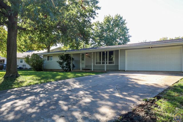 1031 Sunrise Dr, Emporia, KS 66801