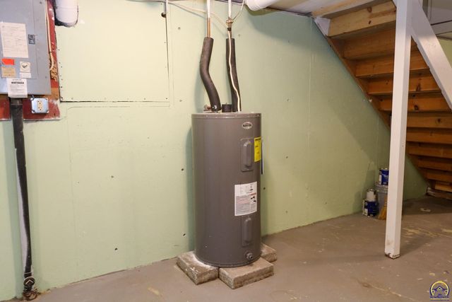 1031 Sunrise Dr, Emporia, KS 66801