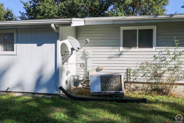 1031 Sunrise Dr, Emporia, KS 66801