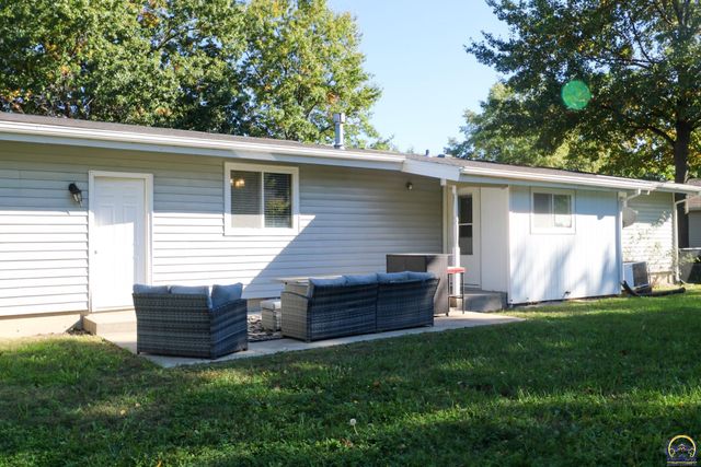 1031 Sunrise Dr, Emporia, KS 66801