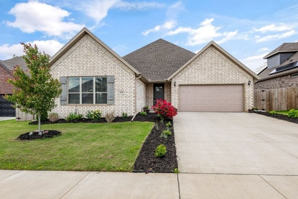 4400 SW Pawhuska Street, Bentonville, AR 72713