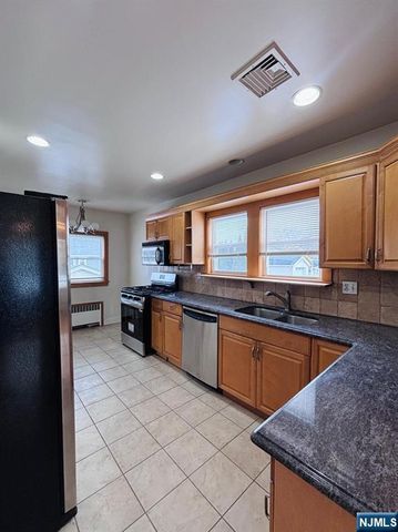 52 Hobart Place, Totowa, NJ 07512