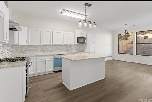 8010 Kanis Oaks Drive, Little Rock, AR 72204