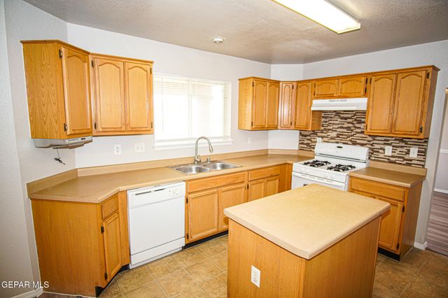 817 DAKOTA RIVER Avenue, El Paso, TX 79932
