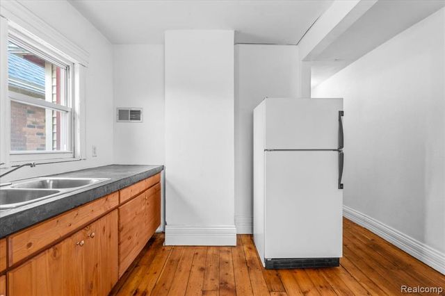 585 W Grand Boulevard, Detroit, MI 48216