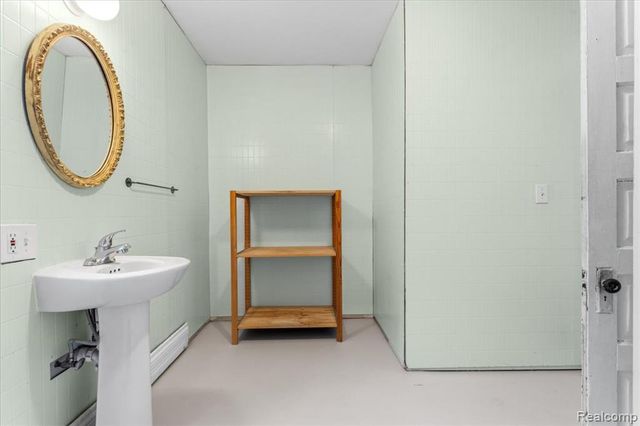 585 W Grand Boulevard, Detroit, MI 48216