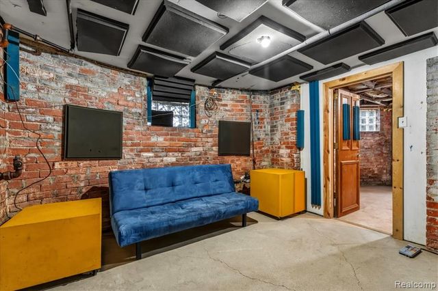 585 W Grand Boulevard, Detroit, MI 48216