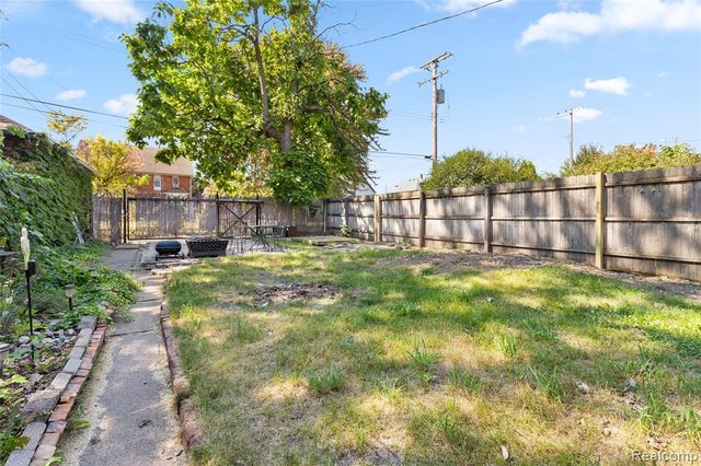 585 W Grand Boulevard, Detroit, MI 48216