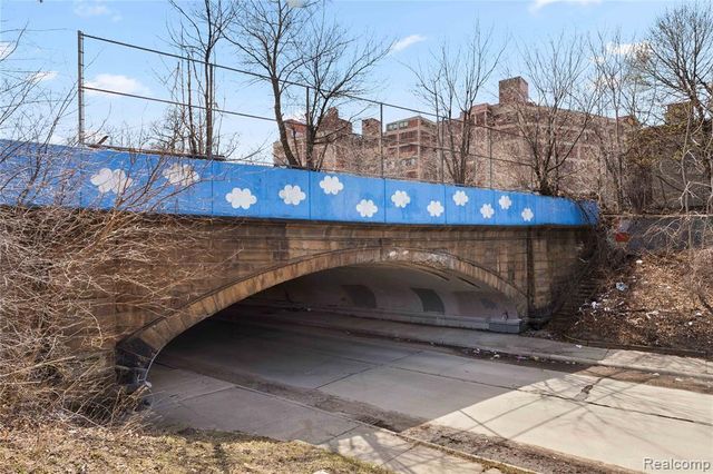 585 W Grand Boulevard, Detroit, MI 48216