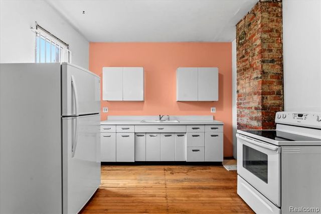 585 W Grand Boulevard, Detroit, MI 48216