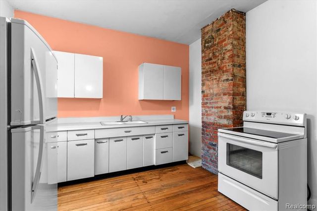 585 W Grand Boulevard, Detroit, MI 48216