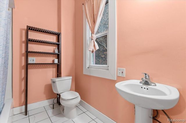 585 W Grand Boulevard, Detroit, MI 48216