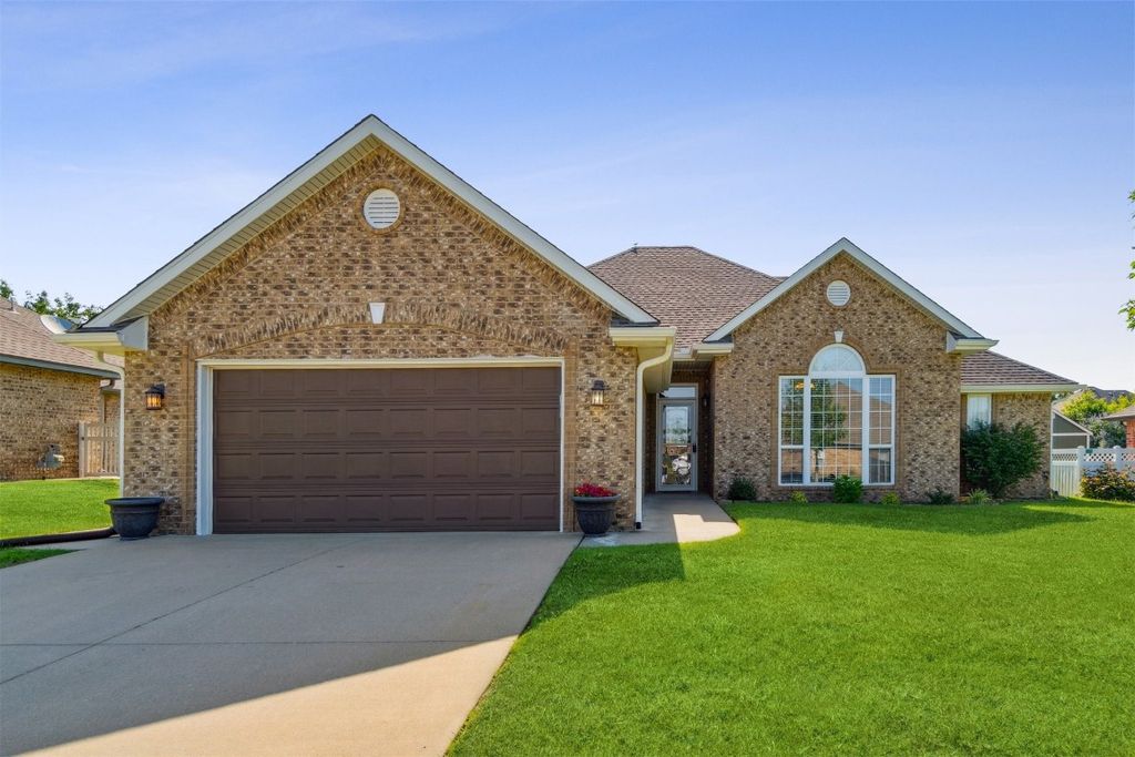 1613 Hunters Ridge, Shawnee, OK 74804
