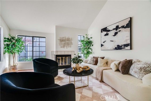 302 Monroe Court, Azusa, CA 91702