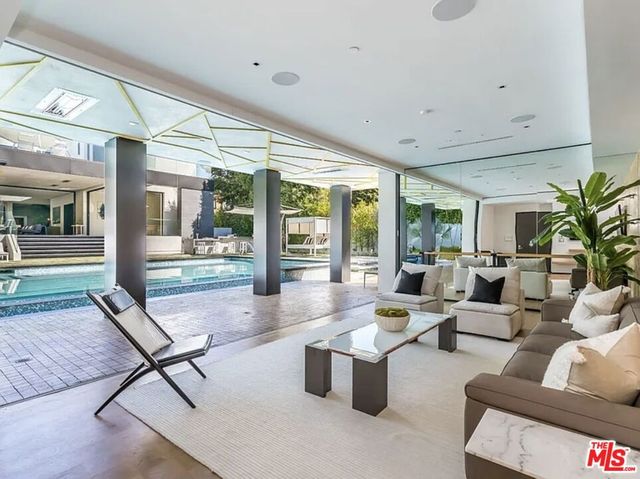 809 N Rexford Drive, Beverly Hills, CA 90210