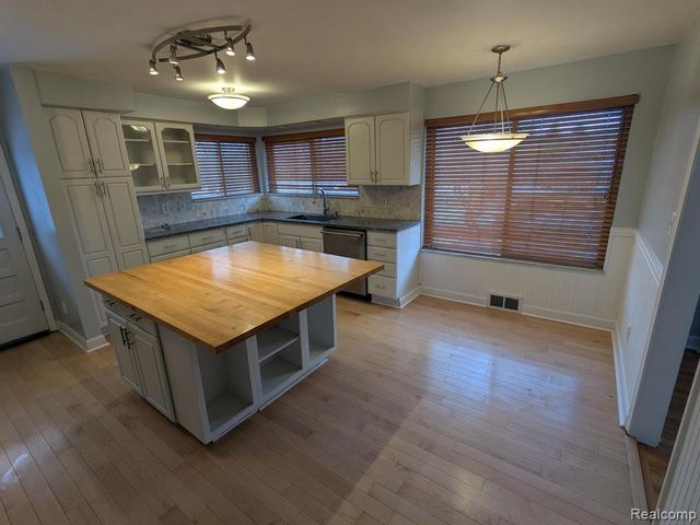 5155 Greenview, Clarkston, MI 48348