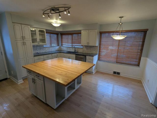 5155 Greenview, Clarkston, MI 48348