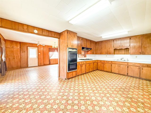 503 S Texana Street, Hallettsville, TX 77964