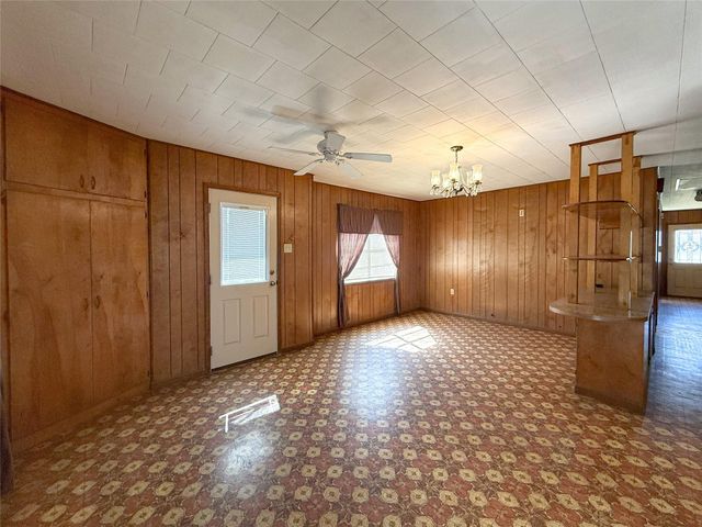 503 S Texana Street, Hallettsville, TX 77964