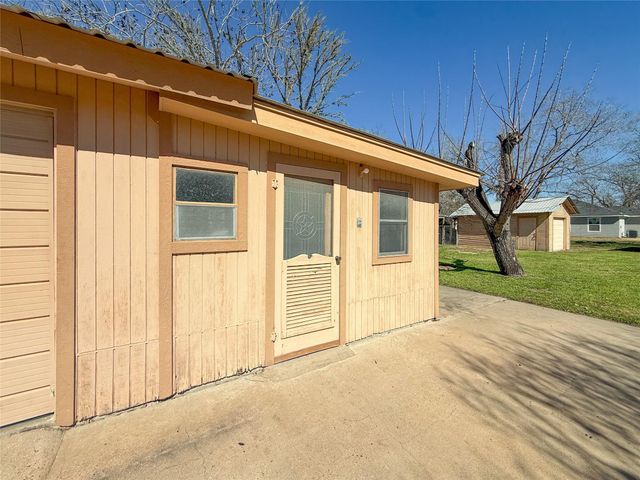 503 S Texana Street, Hallettsville, TX 77964