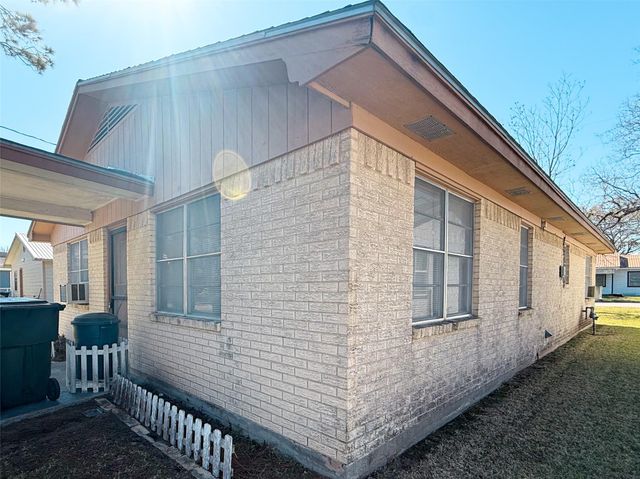 503 S Texana Street, Hallettsville, TX 77964