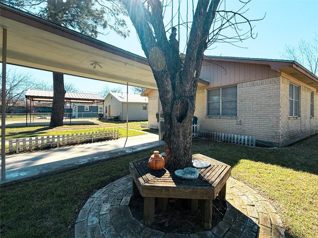 503 S Texana Street, Hallettsville, TX 77964