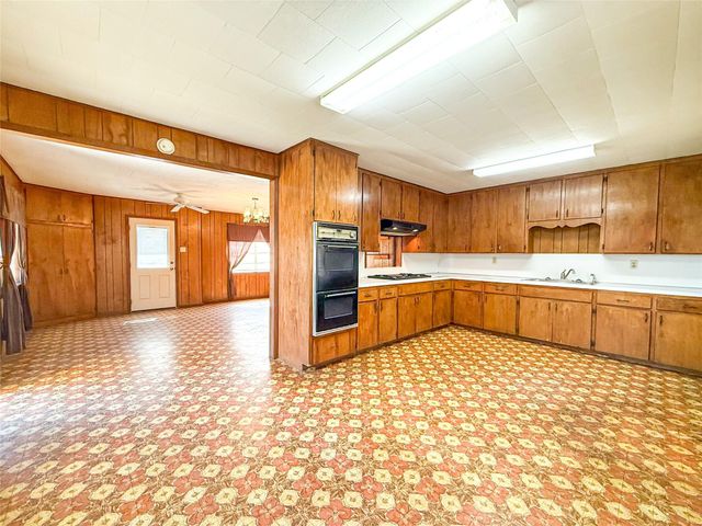 503 S Texana Street, Hallettsville, TX 77964