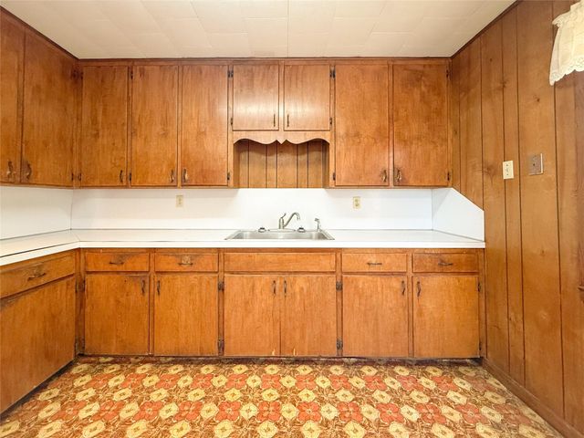 503 S Texana Street, Hallettsville, TX 77964