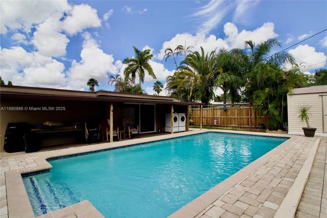 1007 N Golf Dr, Hollywood, FL 33021