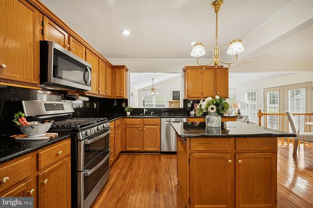 3272 KINROSS CIR, Herndon, VA 20171