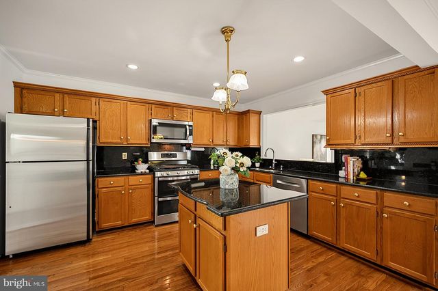3272 KINROSS CIR, Herndon, VA 20171