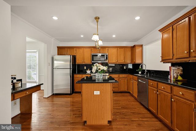 3272 KINROSS CIR, Herndon, VA 20171