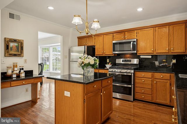 3272 KINROSS CIR, Herndon, VA 20171