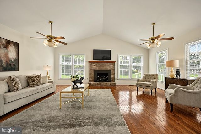 3272 KINROSS CIR, Herndon, VA 20171