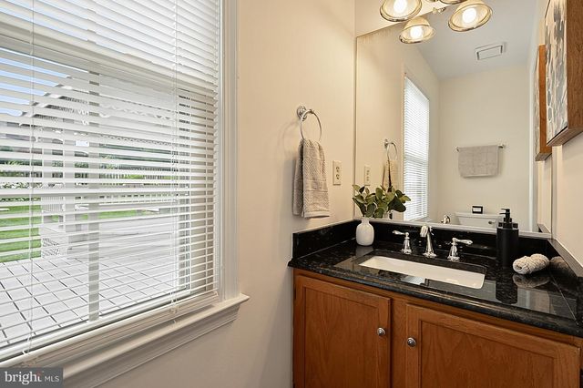 3272 KINROSS CIR, Herndon, VA 20171