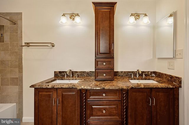 3272 KINROSS CIR, Herndon, VA 20171