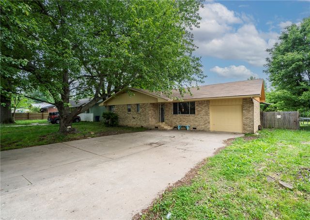 215 W Highland Street, Siloam Springs, AR 72761