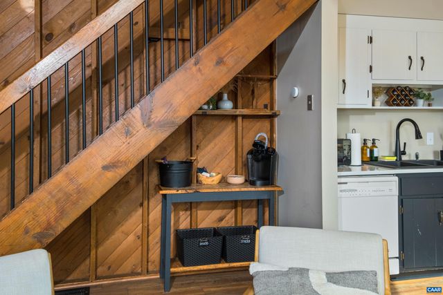 48 MEADOW LN, Nellysford, VA 22958