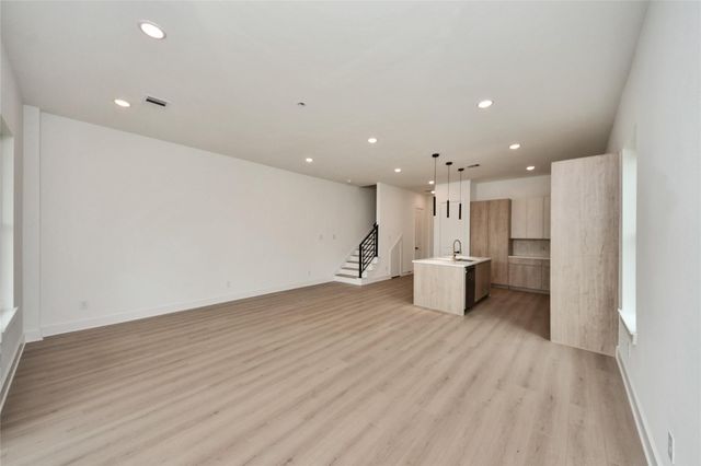 435 Neyland Street, Houston, TX 77022