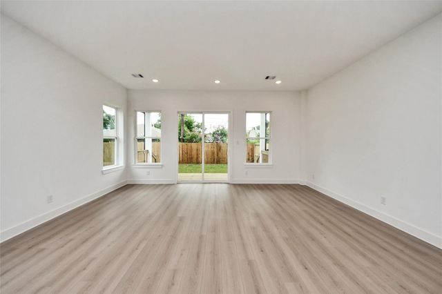 435 Neyland Street, Houston, TX 77022