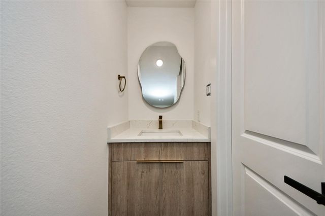 435 Neyland Street, Houston, TX 77022