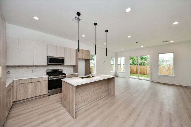 435 Neyland Street, Houston, TX 77022