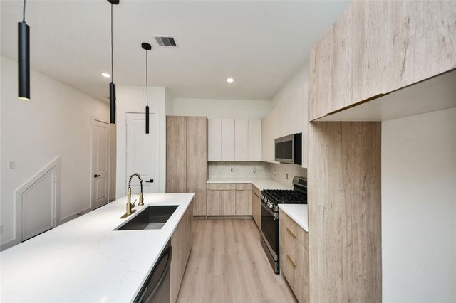 435 Neyland Street, Houston, TX 77022