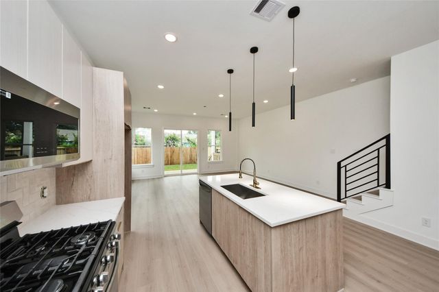 435 Neyland Street, Houston, TX 77022