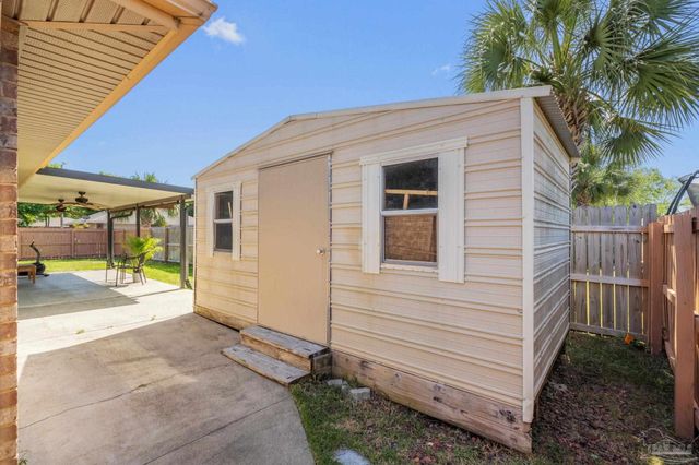 1863 Bay Pine Cir, Gulf Breeze, FL 32563