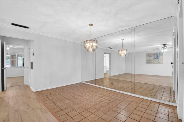 7293 W Oakridge Circle, Lantana, FL 33462