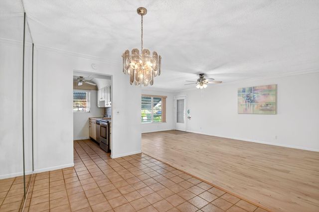 7293 W Oakridge Circle, Lantana, FL 33462